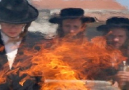 مستوطنون يحرقون سيارات فلسطينية في رام الله