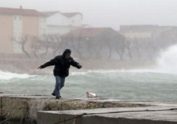 مقتل شخص وانقطاع الكهرباء عن 100 ألف منزل في عاصفة ثلجية بالبلقان