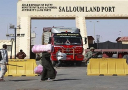 وصول 29 ألف مصري من ليبيا عبر منفذ السلوم منذ توجيه الضربة الجوية لـ”داعش”