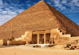 «الآثار» تغلق هرم خفرع