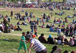 الاف المواطنين يحتفلون بشم النسيم بعدد من المحافظات