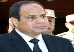 السيسي يضع إكليلين من الزهور على قبري السادات والجندي المجهول