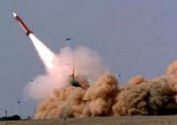 الصحة: 12 قتيلًا نتيجة سقوط قذيفة بالخطأ على منزلهم بالشيخ زويد