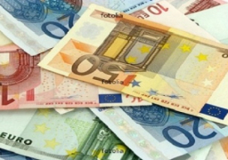اليورو يتراجع بفعل مخاوف بشأن اليونان
