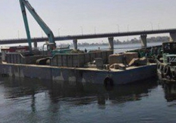 بدء تركيب ونش عملاق لانتشال ناقلة الفوسفات الغارقة بقنا