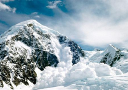 مقتل 10 بينهم متسلقون أجانب في انهيار ثلجي لجبل إيفرست بسبب زلزال نيبال