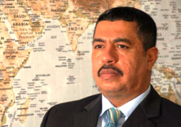 الحكومة اليمنية: لا صحة لاستقالة بحاح وزيارته للرياض زيارة عمل