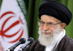 خامنئي يطالب برفع العقوبات المفروضة على إيران