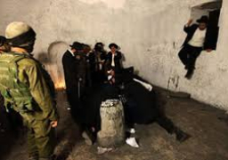 مستوطنون يقتحمون “قبر يوسف” في نابلس