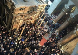 القدس تحفتل بـ “سبت النور” ..واحتشاد مئات المقدسين باتجاه حواجز عسكرية إسرائيلية