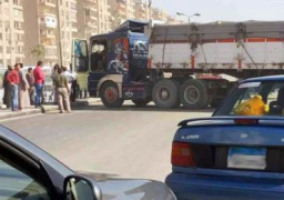 سائق «نقل ثقيل» يقف في عرض الطريق لسبب غريب