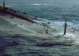 وزير البيئة يوفد لجنة لمتابعة غرق ناقلة نيلية محملة بـ 500 طن فوسفات بقنا