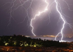 إصابة 12 سائحا روسيا فى صاعقة برق بجزيرة كريت اليونانية