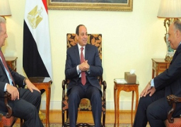 السيسى يطالب بتكاتف جهود مكافحة الإرهاب خلال لقاء مفوض شئون الهجرة بأوروبا
