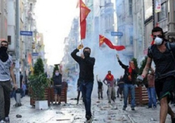 الشرطة تستخدم الغاز المسيل للدموع وخراطيم المياه ضد متظاهرين في اسطنبول