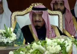 الملك سلمان يعلن في القمة الخليجية تأسيس مركز للأعمال الإغاثية