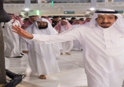 الملك سلمان يغسل الكعبة ويطلع على مشاريع توسعة الحرم