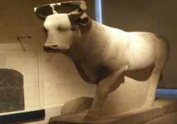 رئيس قطاع المتاحف تنفى تعرض تمثال العجل ابيس للكسر اثناء نقله