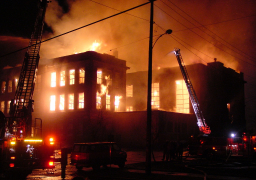 حريق هائل في مصنع للزيوت النباتية بسوهاج