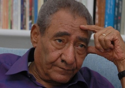 درع تكريم باسم الرئيس اللبناني نبيه برى للأبنودي