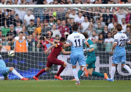 روما يهزم لاتسيو في مباراة مثيرة ويصعد لدوري أبطال أوروبا