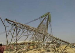 سقوط برجين كهرباء بعد انفجار 4 قنابل في البحيرة