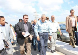 “محلب” ووزير النقل يتفقدان ميناء الإسكندرية