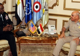 وزير الدفاع يبحث مع قائد القيادة المركزية الأمريكية التدريبات المشتركة