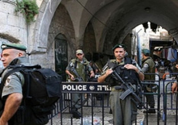 عشرات الآلاف يصلون في المسجد الأقصى