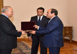 الرئيس السيسي يمنح وسام الجمهورية للرئيس السابق لمحكمة النقض