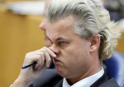 في استفزاز لمشاعر المسلمين برمضان.. فيلدرز يعرض رسومًا مسيئة على التليفزيون الهولندي