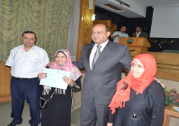 بالصور..محافظ مطروح يكرم أوائل الشهادتين الابتدائية والإعدادية