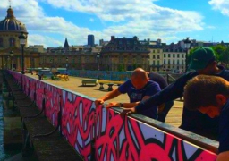 جرافيتي لفنان تونسي يزين جسر الفنون في باريس