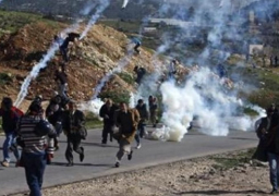 إصابة عشرات الفلسطينيين بحالات اختناق إثر قمع الاحتلال لمسيرات بالضفة الغربية