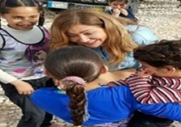 ليلى علوي تزور مخيمات اللاجئين السوريين ببيروت