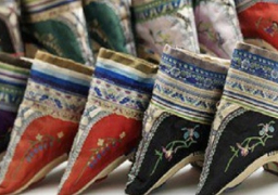 متحف “فيكتوريا وألبرت” يقيم معرض فنى بعنوان “أحذية المتعة والألم”