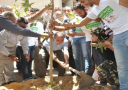 محافظ الجيزة يشارك الشباب في حملة ” هنزرع مليون شجرة “