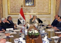 محلب يشدد على ضرورة الانتهاء من مراجعة المناهج وتنقيتها من الحشو