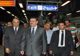 وزير النقل يتفقد محطة السادات بعد ساعات من تشغيلها