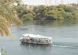 إنقاذ مركب نهري يقل 100 راكب قبل غرقه بمياه النيل فى دمياط