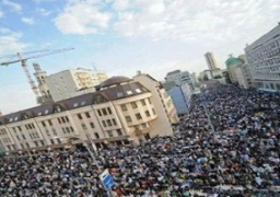 الآلاف من مسلمي فرنسا يؤدون صلاة عيد الفطر بمسجد باريس الكبير