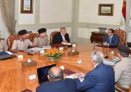 السيسي يجتمع بمحلب ووزير الإسكان لاستعراض مشروعات الطرق والمحاور