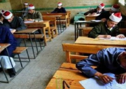 العشرات من طلاب الثانوية الأزهرية يتجمعون أمام المشيخة لإعادة تصحيح أوراق إجاباتهم