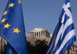 البيت الأبيض يدعو اليونان والاتحاد الأوروبي لإيجاد تسوية تضمن بقاء أثينا بمنطقة اليورو