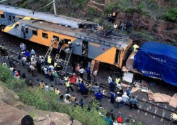 إصابة أكثر من 300 شخص في تصادم قطاري ركاب في جنوب أفريقيا