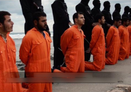 “داعش” يبث فيديو لإعدام جنود سوريين في مسرح روماني على يد فتيان