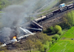 قطار أمريكي ينقل مواد كيميائية سامة يخرج عن السكة وتشتعل فيه النيران