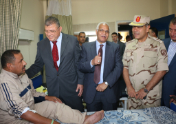 بالصور..زيارة محافظ القاهرة ووزير الاتصالات لمصابى القوات المسلحة بمستشفى المعادى