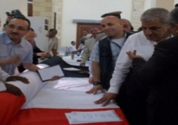 محلب يوقع على أطول علم مصري لمتحدي الإعاقة بأسوان