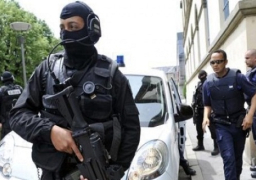 مسلحون يحتجزون 10 مواطنين داخل متجر بالقرب من باريس